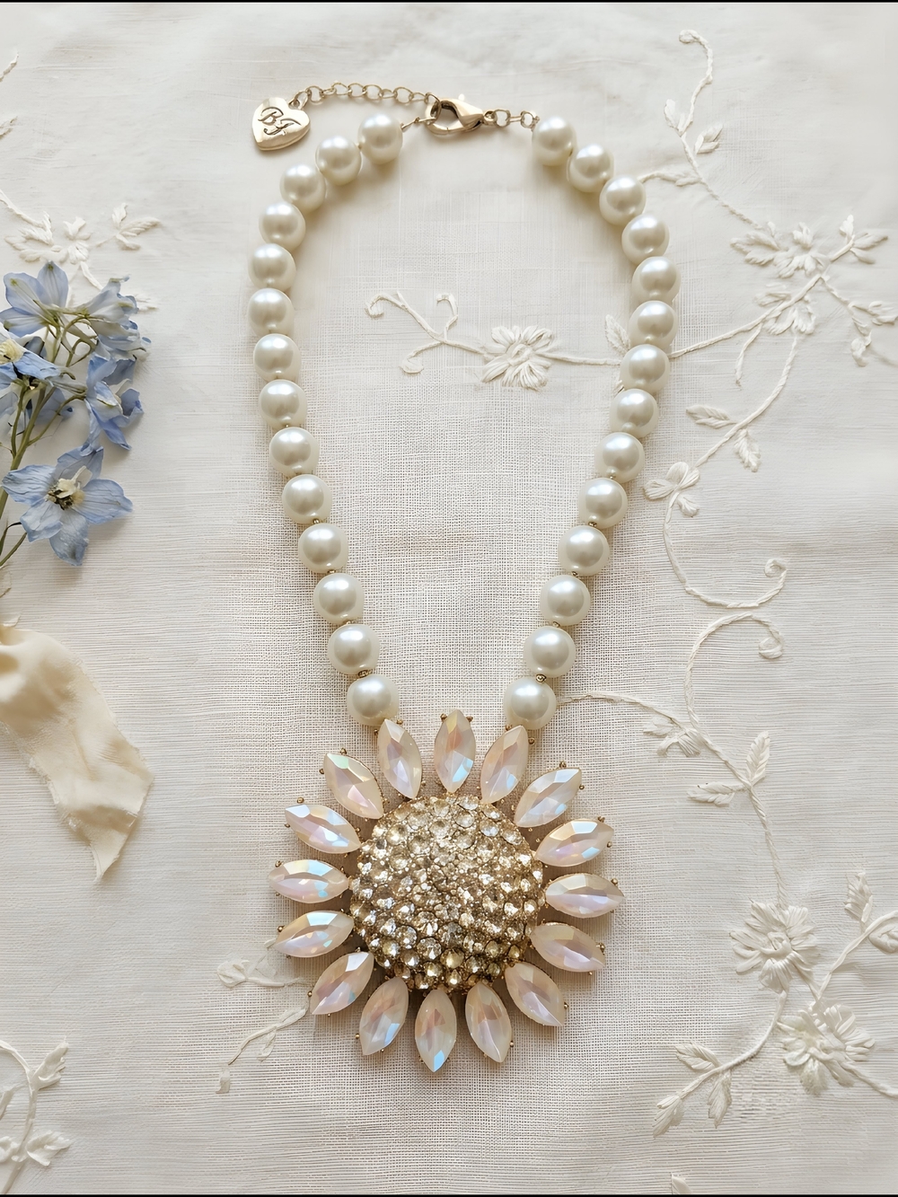 RARE! Betsey Johnson Daisy Necklace - Picture 1 of 2